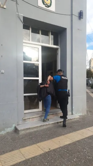 Demoraron a un joven que intentaba abrir autos en el centro bajo efectos del alcohol