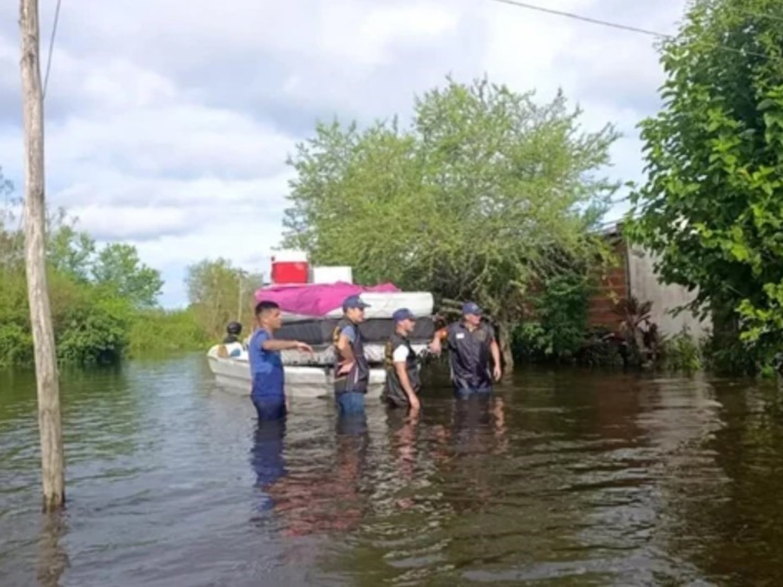 Desesperada búsqueda de dos turistas que fueron arrastrados por el río en Corrientes
