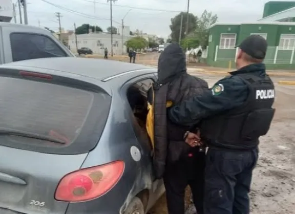 Detuvieron a un hombre por agredir policías y usar un vehículo robado