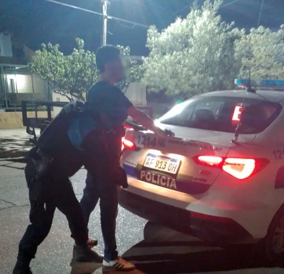 Detuvieron a un hombre por destrozar el auto de su hermano a piedrazos