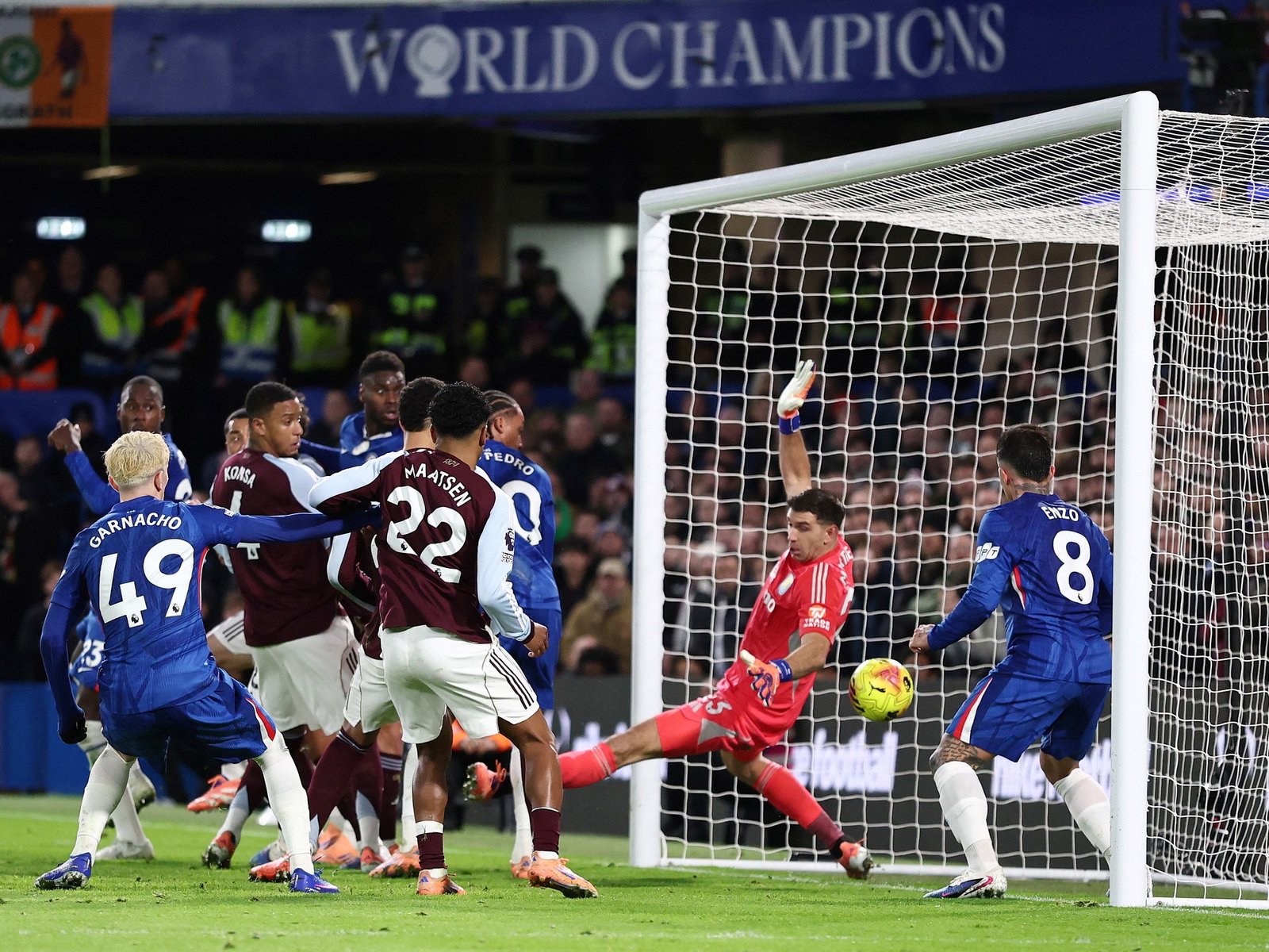 Dibu Martínez se comió un gol casi olímpico por una "maldad" de Enzo Fernández