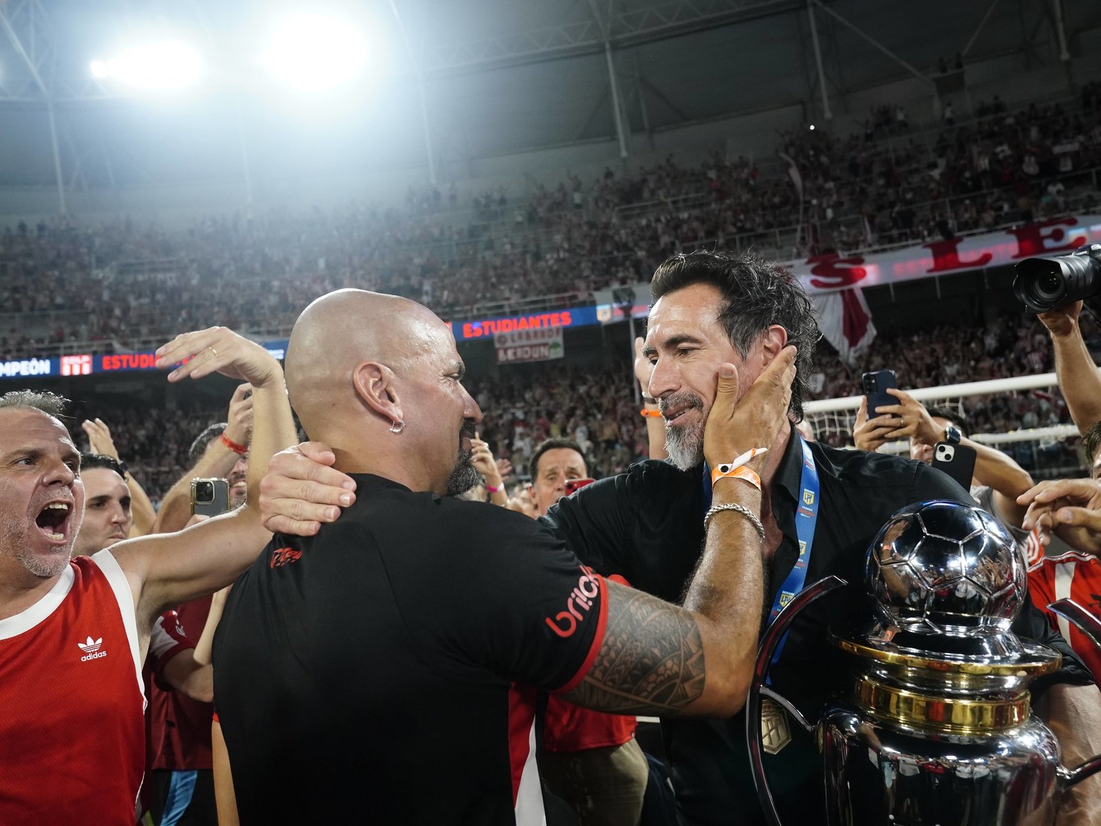 Domínguez renovó por dos años y Verón celebró en las redes