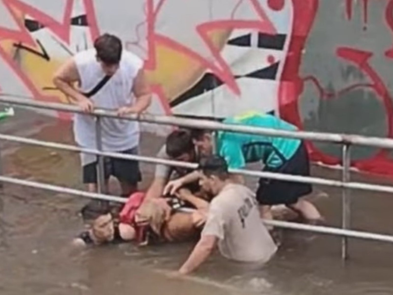 Dos personas fueron rescatadas de sus autos inundados en medio del temporal en el Gran Buenos Aires