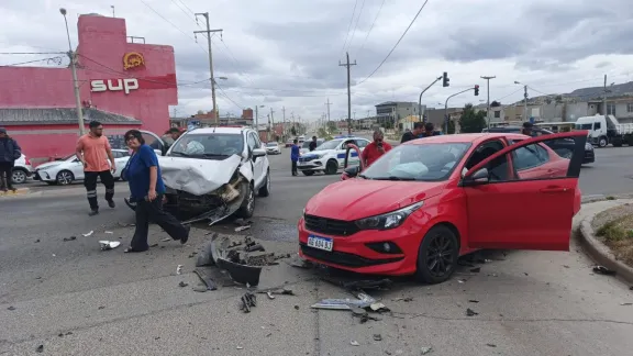 Dos personas fueron trasladas al hospital tras un choque en avenida Polonia