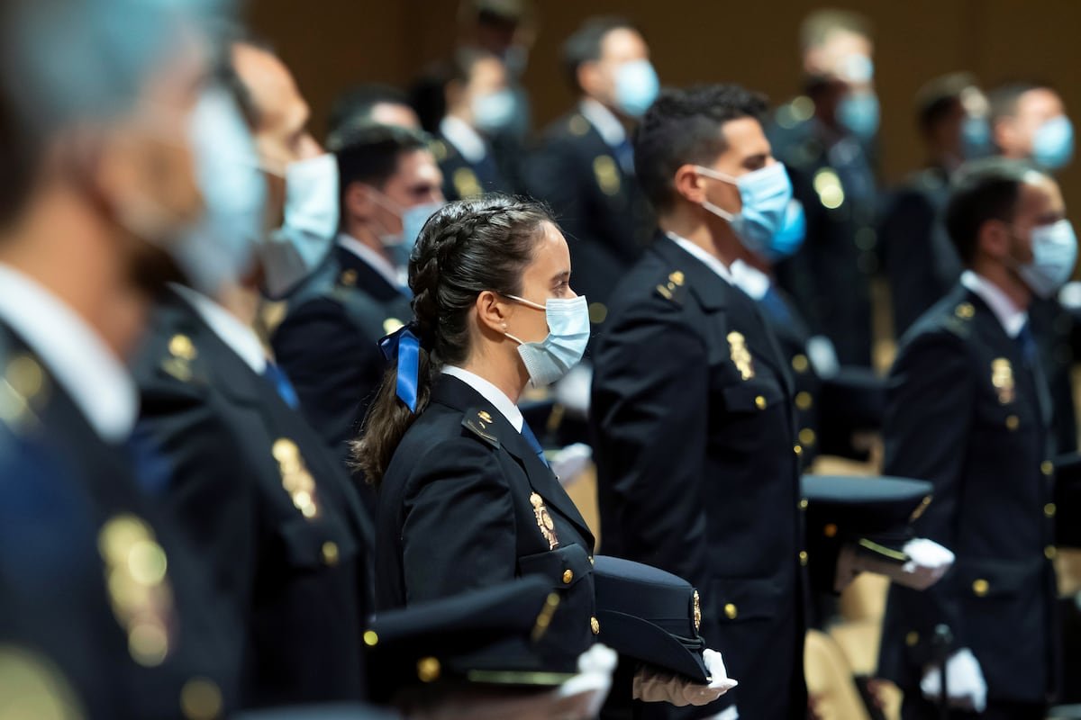 El Constitucional limpia el reglamento policial de normas de origen franquista | España