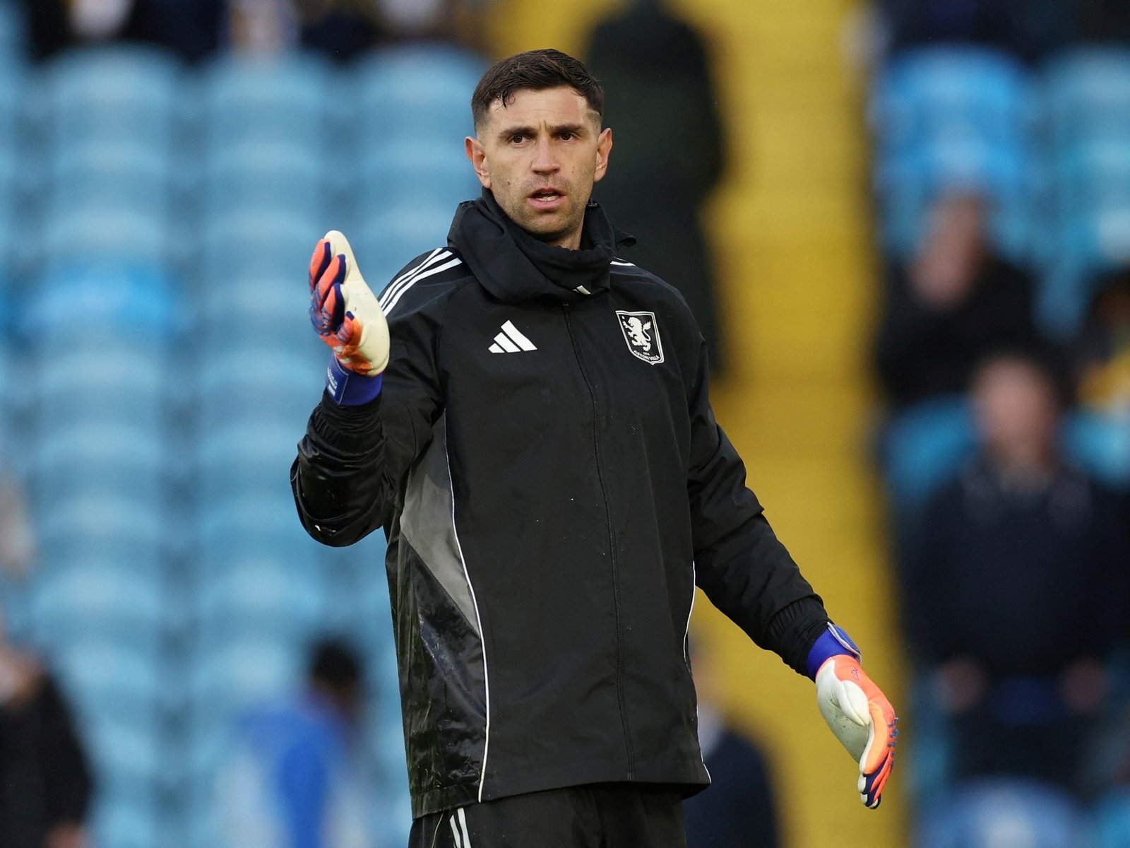 El Dibu Martínez iba a ser titular para Aston Villa pero se lesionó en la entrada en calor y encendió las alarmas en la Selección