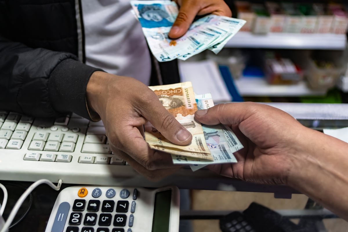 El Gobierno de Gustavo Petro incrementa más de un 23% el salario mínimo en Colombia: queda en dos millones de pesos