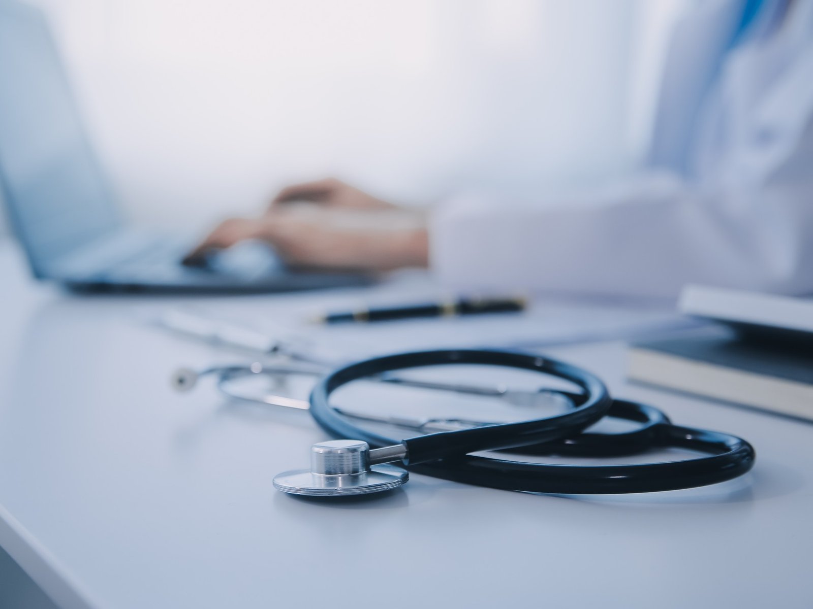 El Gobierno prepara un plan para desactivar una «bomba» de la salud que puede explotar el 31 de diciembre