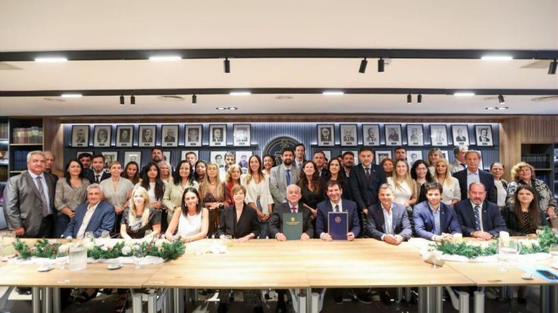 El TSJ y el Colegio de Abogados de Córdoba firmaron un acuerdo para aplicar la IA en el Derecho