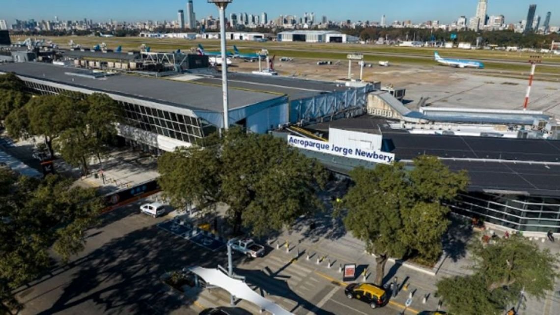 El calor derritió el asfalto de Aeroparque y obligó a suspender las operaciones