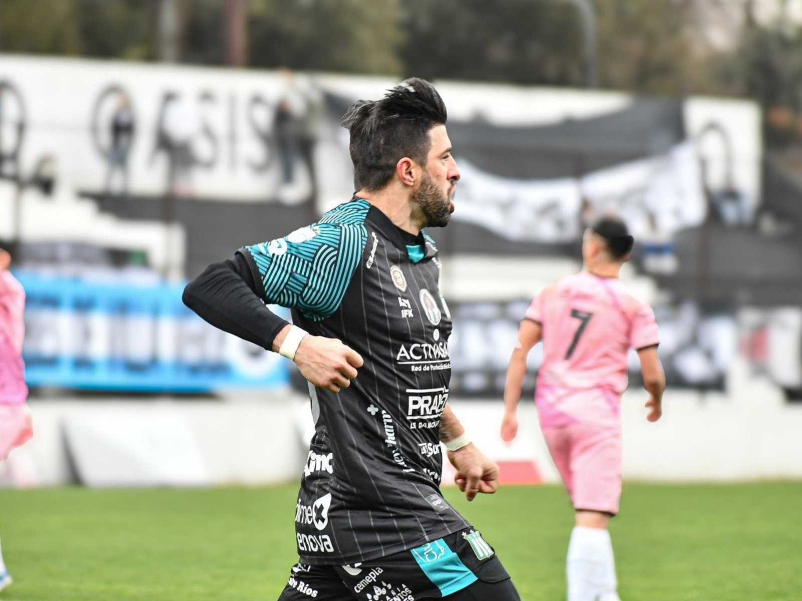 El delantero que juega en el Ascenso y fue el máximo goleador del fútbol argentino en 2025 :: Olé