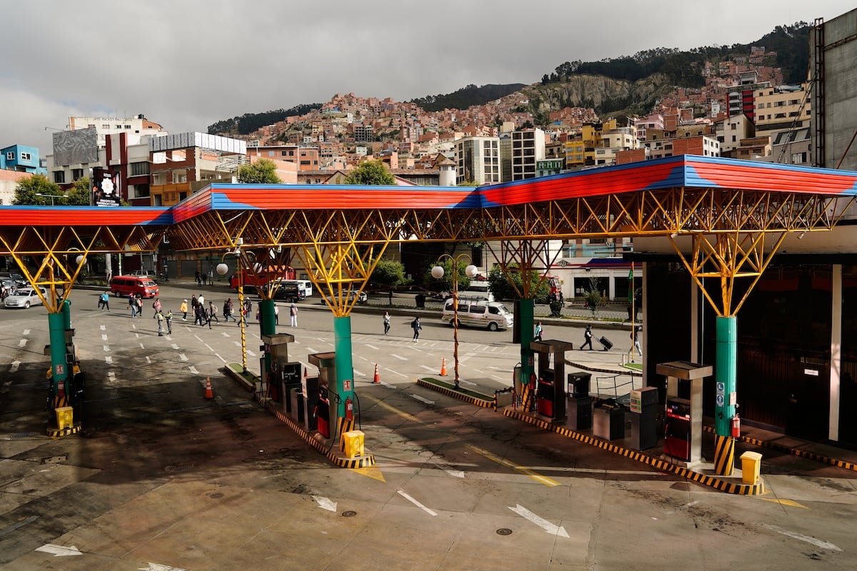 El presidente de Bolivia elimina por decreto la subvención a la gasolina y genera una ola de rechazos