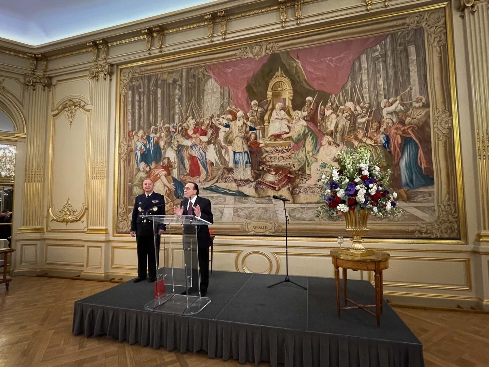 El psiquiatra argentino Juan David Nasio fue condecorado en París con la prestigiosa Legión de Honor