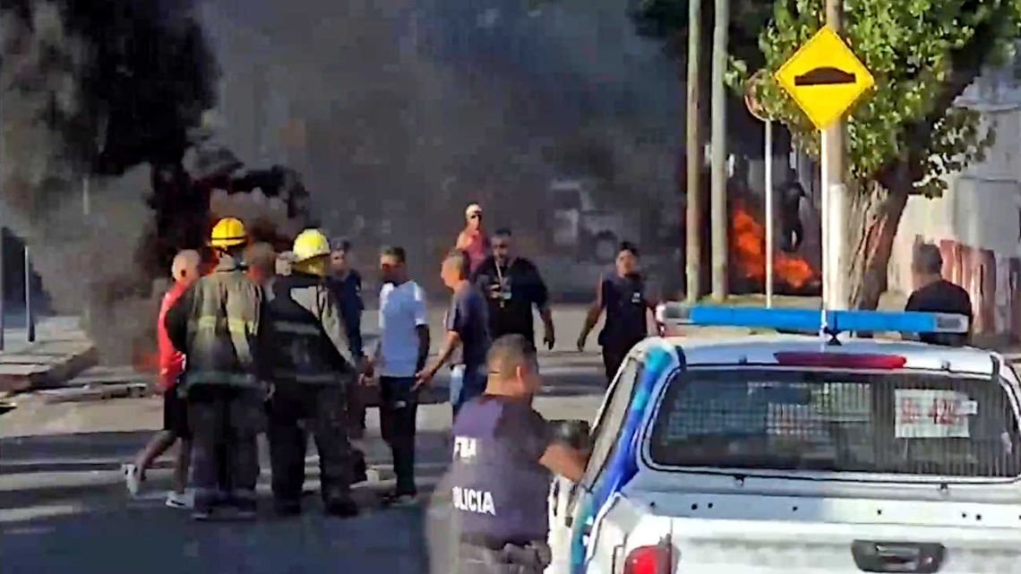 Empleados municipales quemaron gomas e irrumpieron en el Concejo Deliberante por falta de pago de horas extras