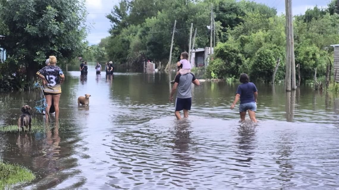 Inundaciones en Corrientes: más de 300 evacuados en San Luis del Palmar tras 10 días bajo el agua