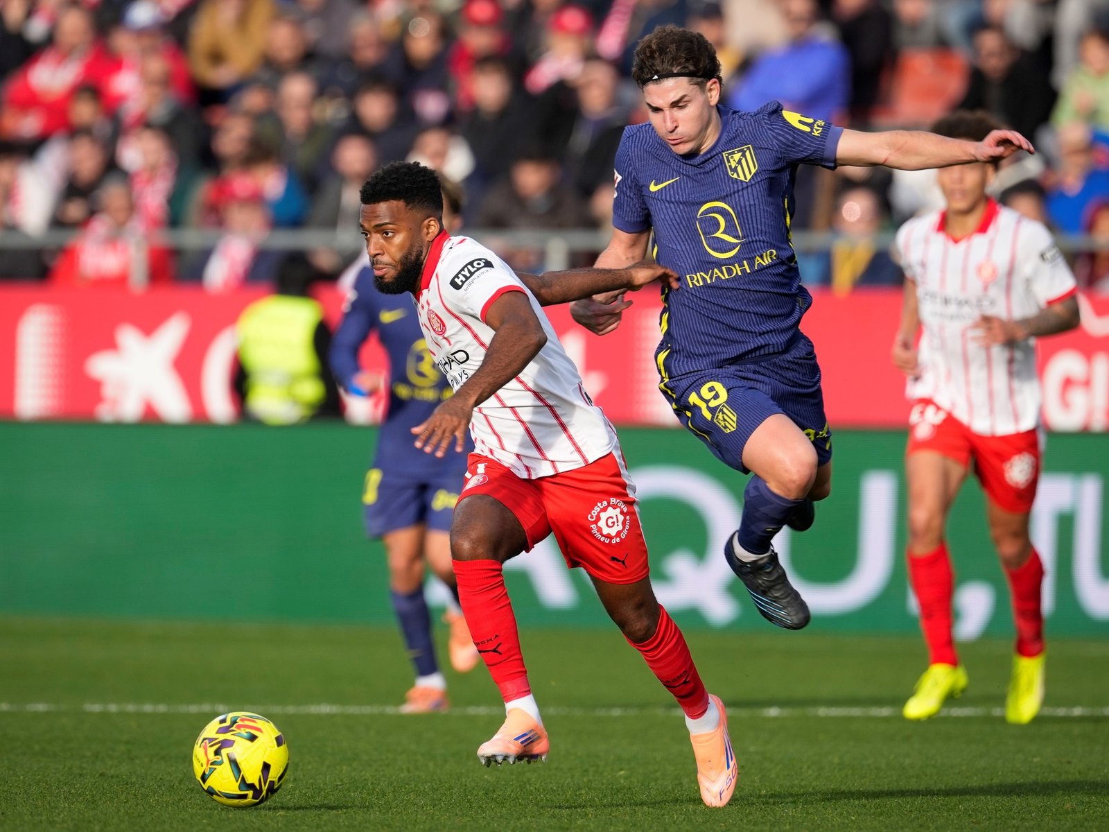 Julián Álvarez sigue «seco» en la Liga de España y Nico González se lesionó, pero Atlético de Madrid ganó para mantener su levantada