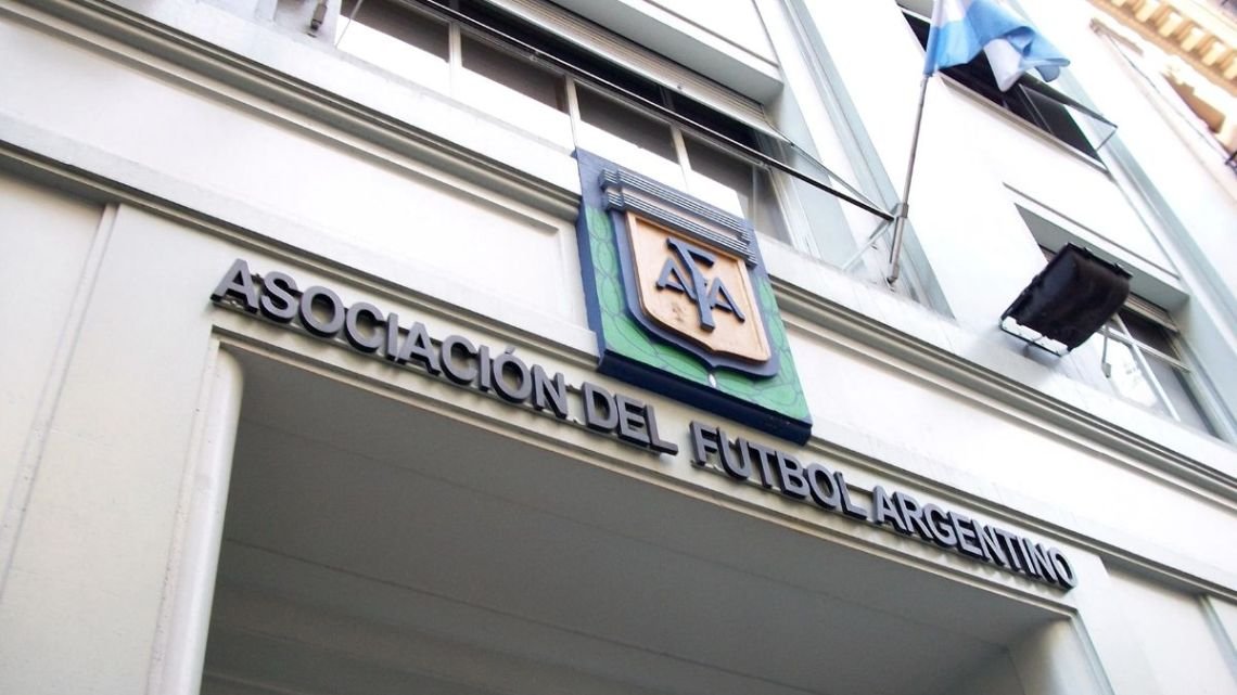 La Justicia investiga la compra de una mansión de lujo en Pilar que vecinos y Tévez vinculan con el tesorero de la AFA