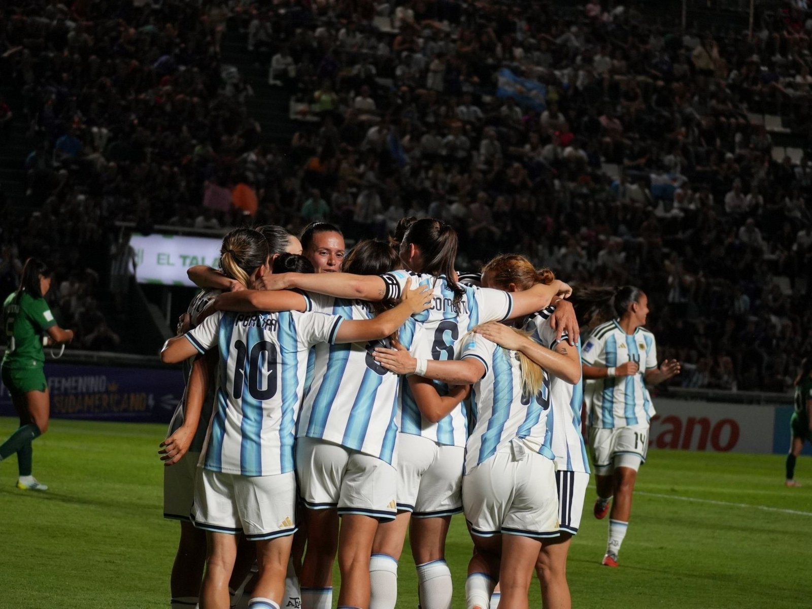 La Selección femenina le metió ocho goles a Bolivia :: Olé