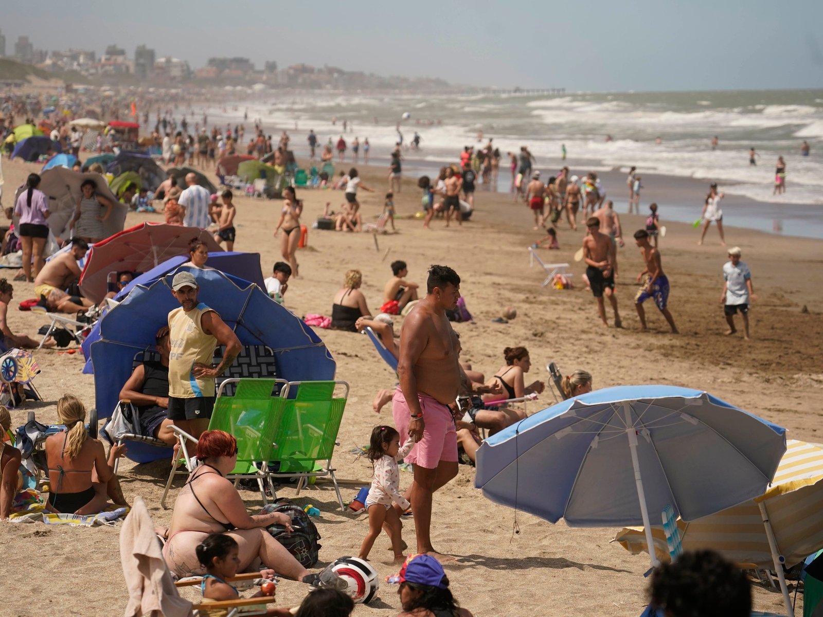 La arena hierve en la Costa y una mujer con quemaduras en los pies tuvo que ser atendida de emergencia