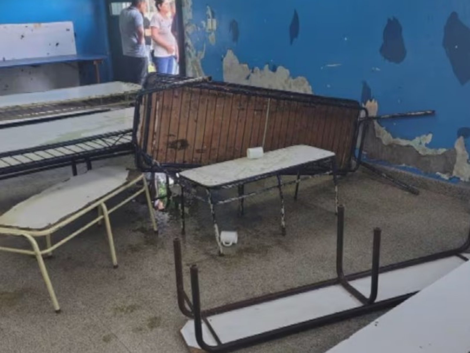 La familia de una alumna destrozó una escuela y les tiró agua hirviendo a los docentes en Malvinas Argentinas