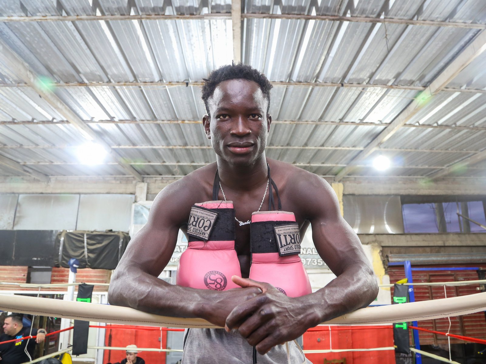 La historia de Toumba Niang, el autor de uno de los KO del 2025 :: Olé