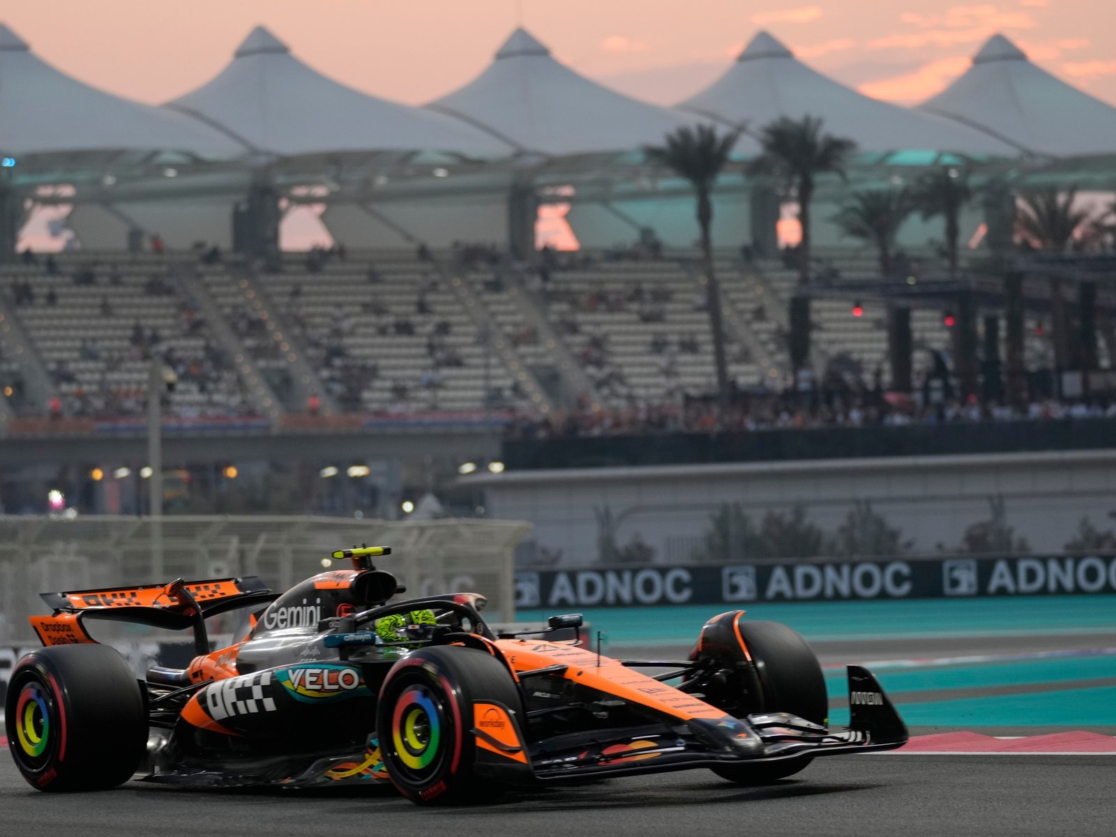 Lando Norris dio un paso al frente en el inicio del GP de Abu Dhabi y en McLaren ya tienen claro que el enemigo es Max Verstappen