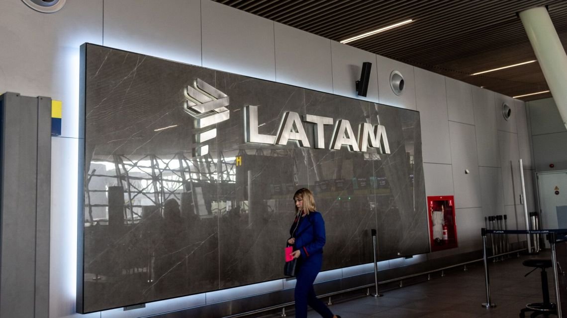 Latam levanta un vuelo entre Argentina y Perú por una nueva tasa en el aeropuerto de Lima