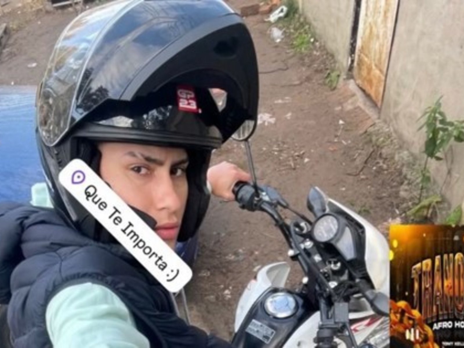 Le robó la moto a una mujer, chocó contra un poste y murió