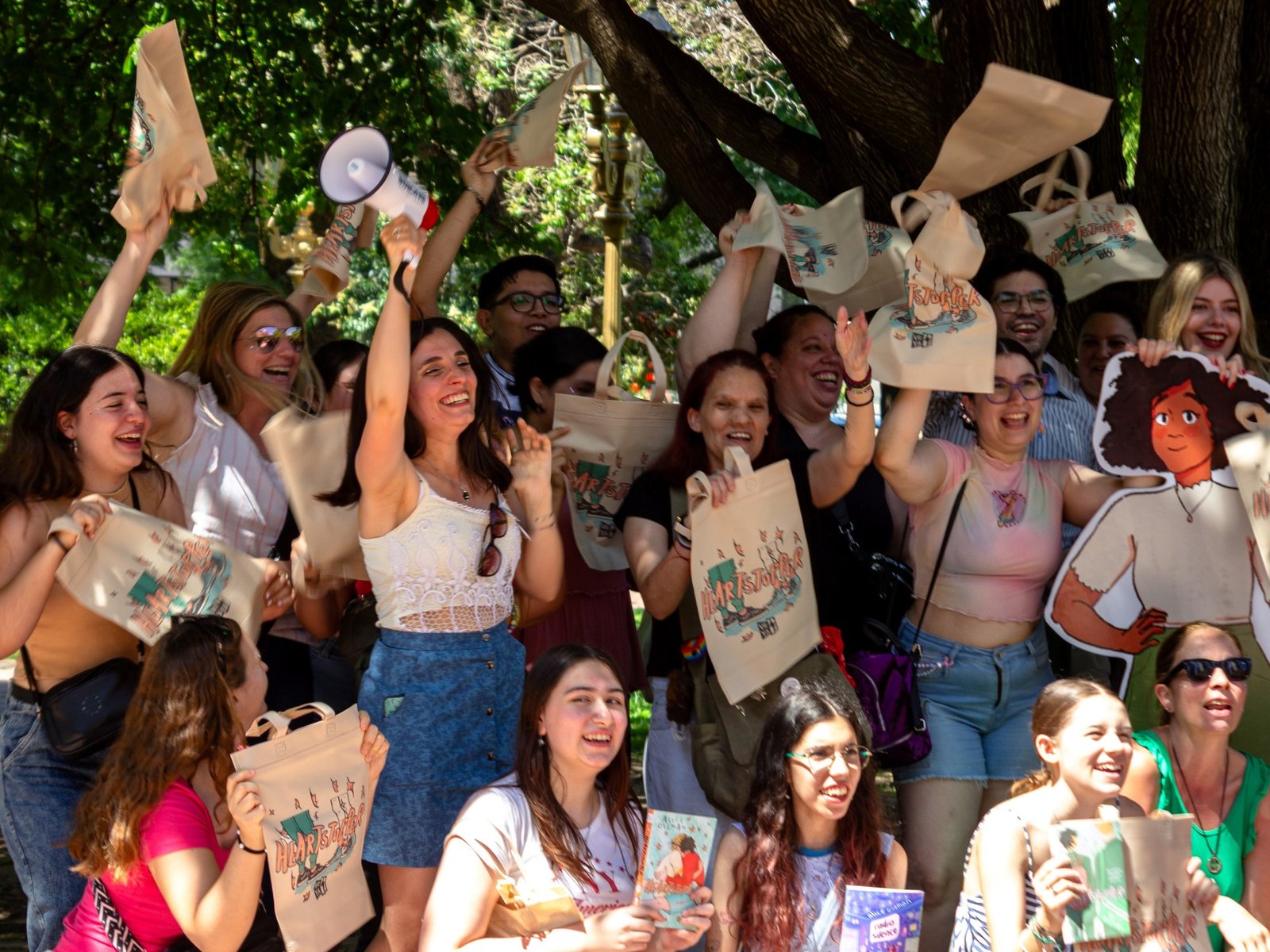 Lectores argentinos de ‘Heartstopper’ lanzaron una campaña para que Alice Oseman visite Buenos Aires