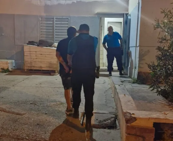 Lo detuvieron por agredir a su pareja en Fracción 15