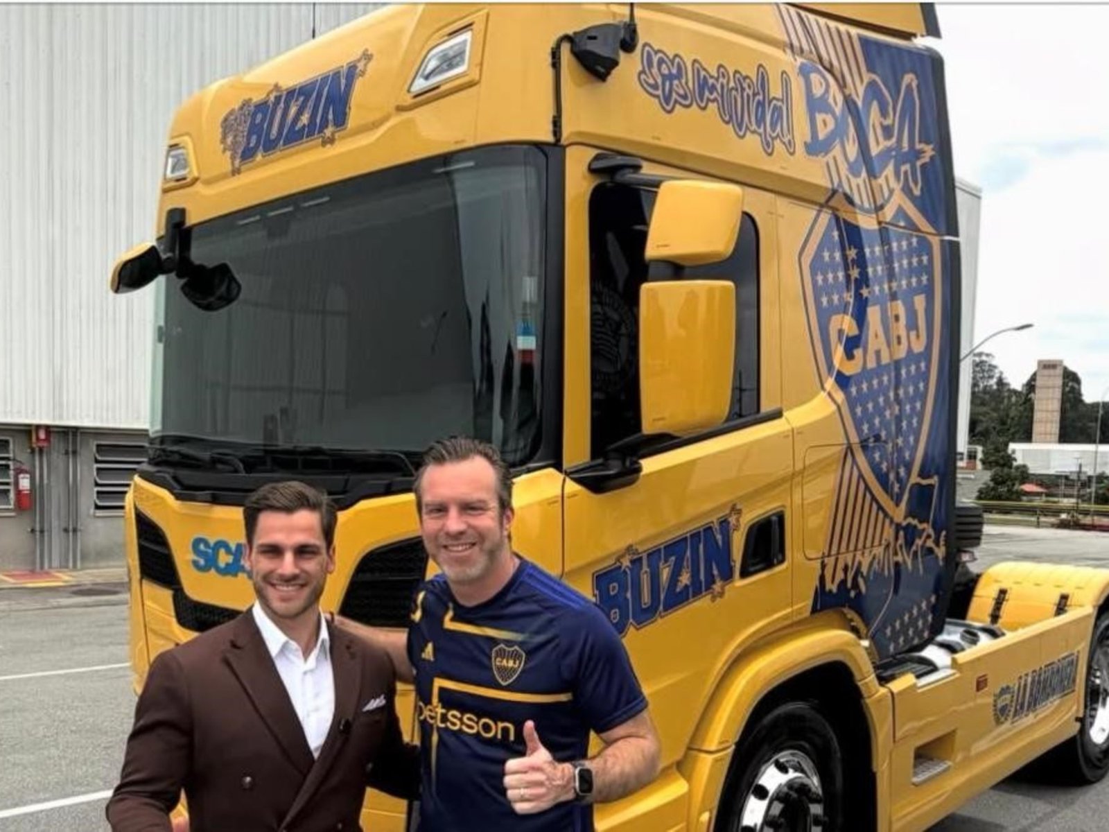 Locura por Boca en Brasil: una empresa plotea y vende ¡camiones! azul y oro :: Olé