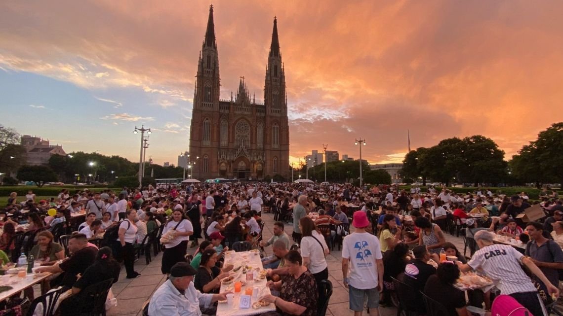 Más de 4.000 personas en la cena “Ninguna Familia sin Navidad” frente al Congreso