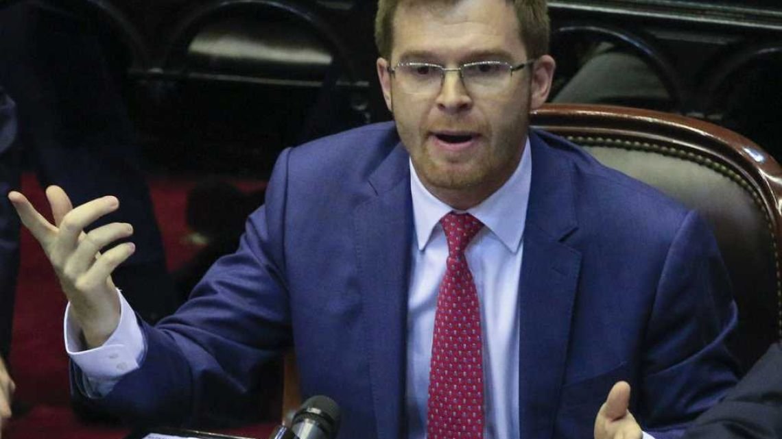 Massot cuestionó que Milei “se ponga a agitar como un barrabrava» en Diputados