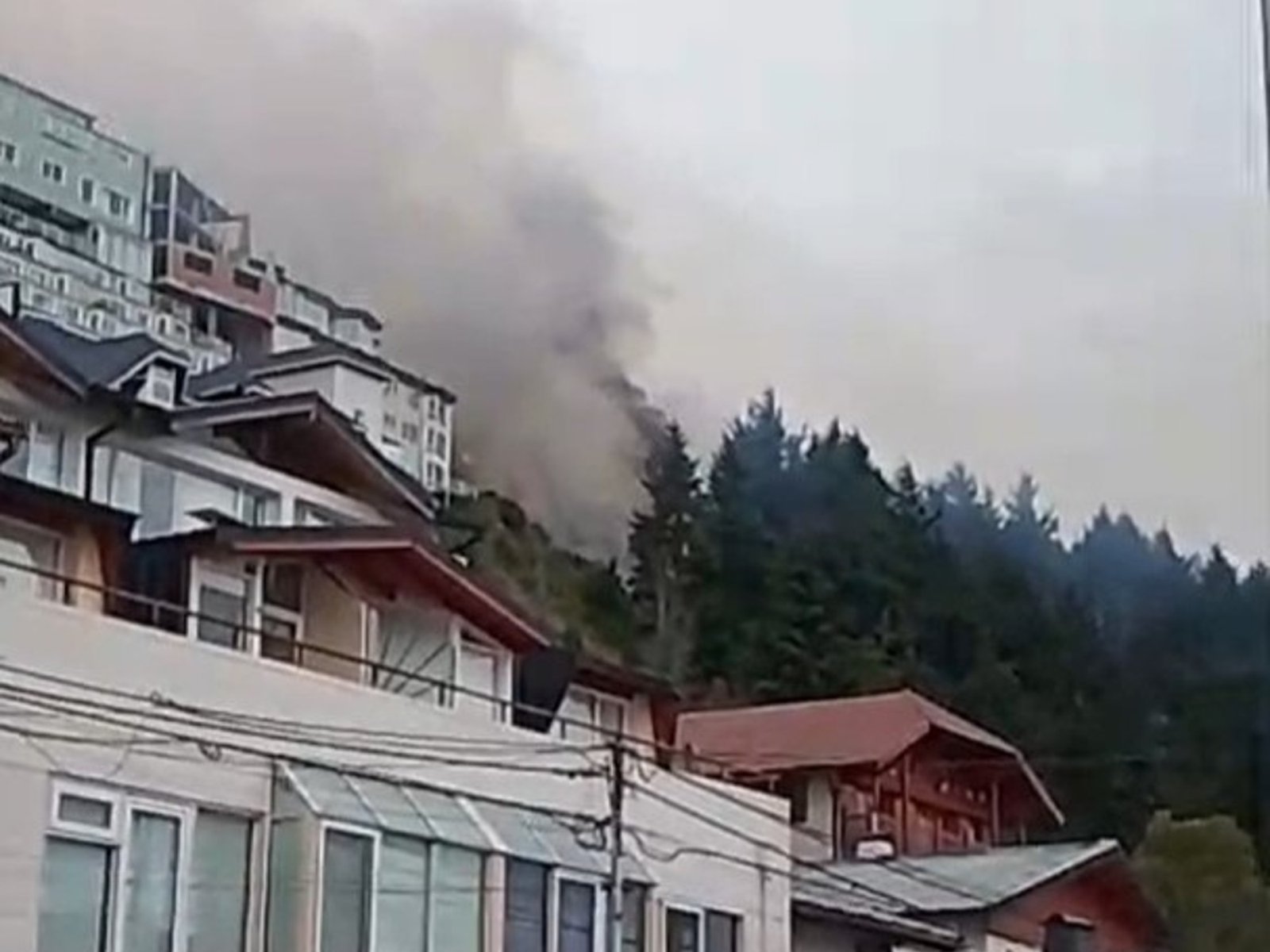 Pánico en Bariloche por incendio forestal junto a un sanatorio en pleno barrio residencial