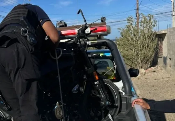 Persecución policial y detención de joven que escapaba en moto robada y con una «tumbera»