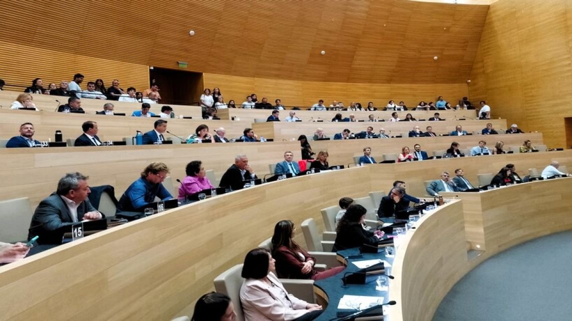 Pese al rechazo de la UCR y el juecismo, el PJ aprobó la ley de LLaryora para atacar el rojo de la Caja