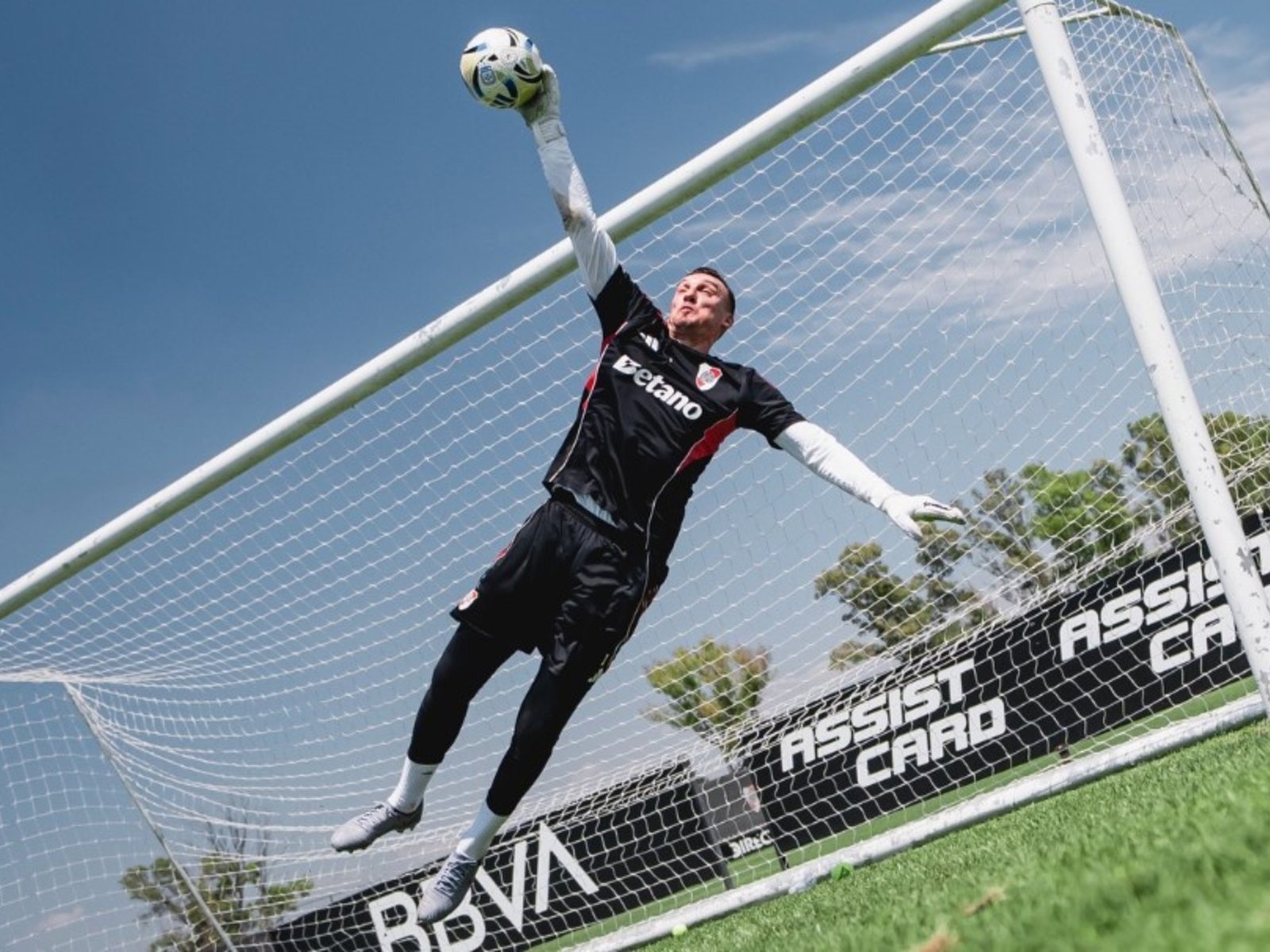 Por qué el 2026 de Armani marcará el destino del arco de River :: Olé