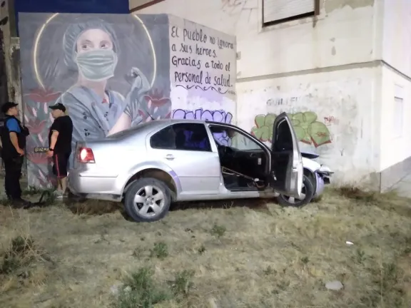 Quisieron escapar de la Policía y terminaron chocando contra un edificio: una pareja detenida