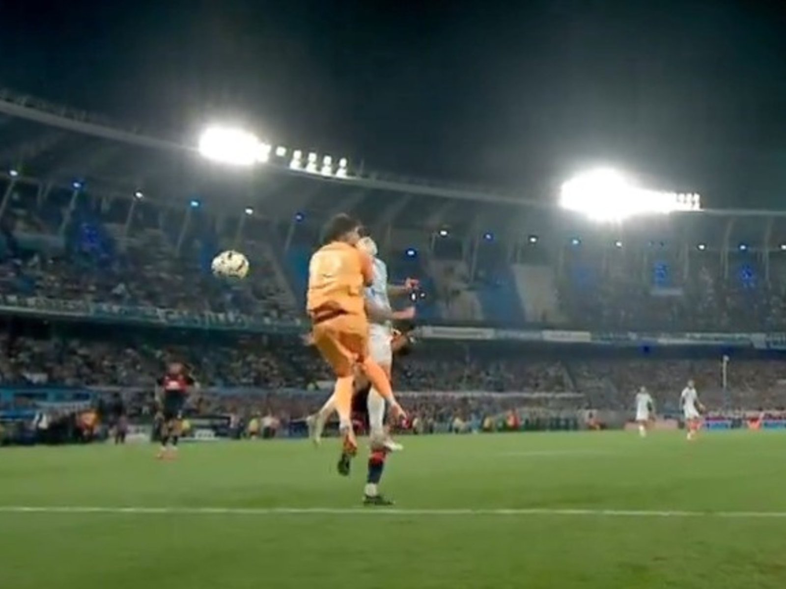 Racing reclamó un penal «a lo Neuer contra Higuaín» pero todo terminó con la expulsión de Martirena