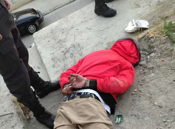 Realizaban maniobras peligrosas, quisieron escapar de la policía y uno estaba armado