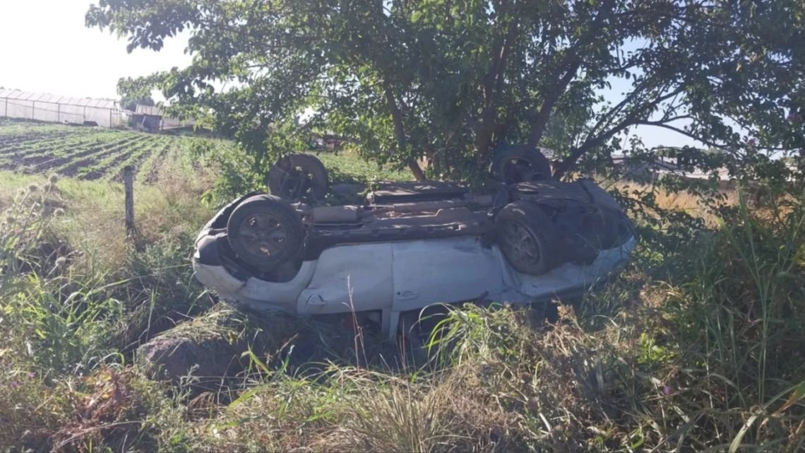 Recibió un mate mientras manejaba hacia la Costa, volcó y murió