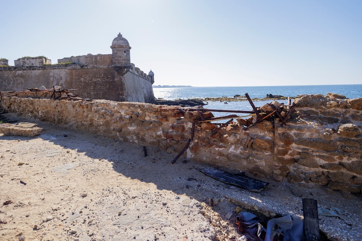 Rescatado frente al Castillo de San Sebastián en Cádiz un piloto con hipotermia tras caer al mar con su ala delta | Noticias de Andalucía