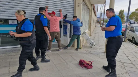 Robaron una escalera plegable y los atraparon en avenida Kennedy