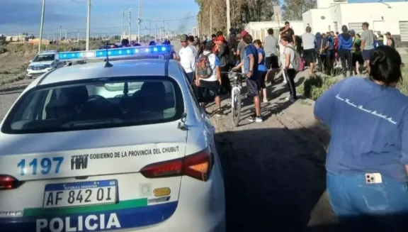 Robó un auto, atropelló a un joven, arrojó a una niña y fue apalizado por vecinos