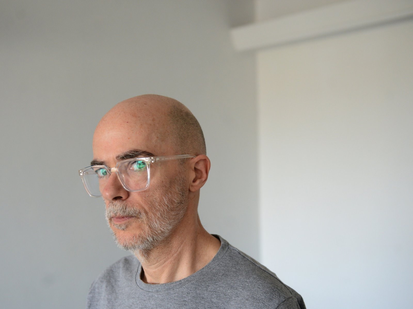 Santiago Loza dedica un libro breve, crudo y sensible a la maternidad