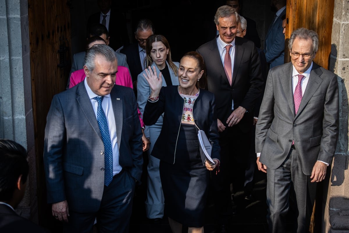 Sheinbaum mantiene una alta aprobación, pero resiente la erosión del Gobierno