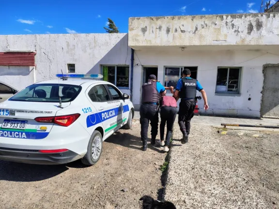 Sorprenden a un «trapito» barreteando la puerta de una carnicería
