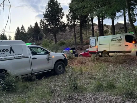 Tragedia en la Ruta 23: dos jubilados murieron al caer con su auto por un precipicio cerca de Bariloche