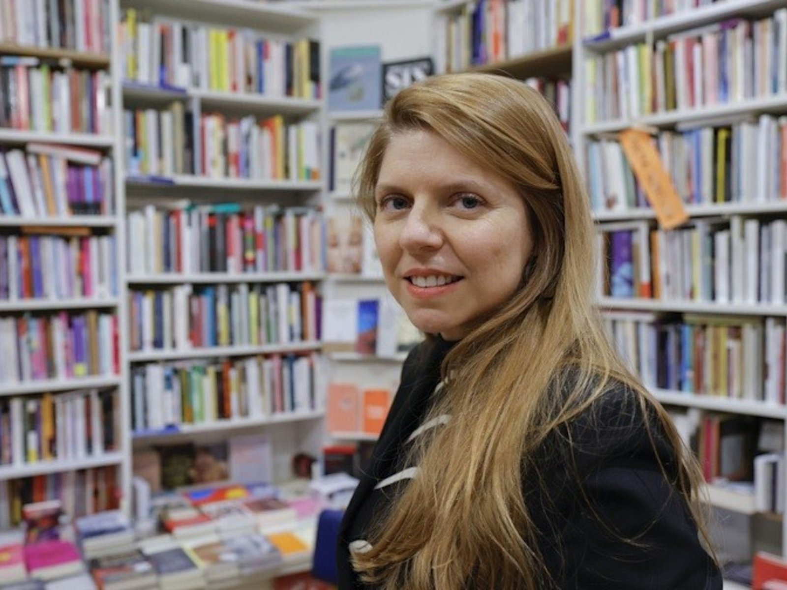 Tras escapar de Venezuela, Míriam Reyes explora el desarraigo y la pertenencia en su debut narrativo