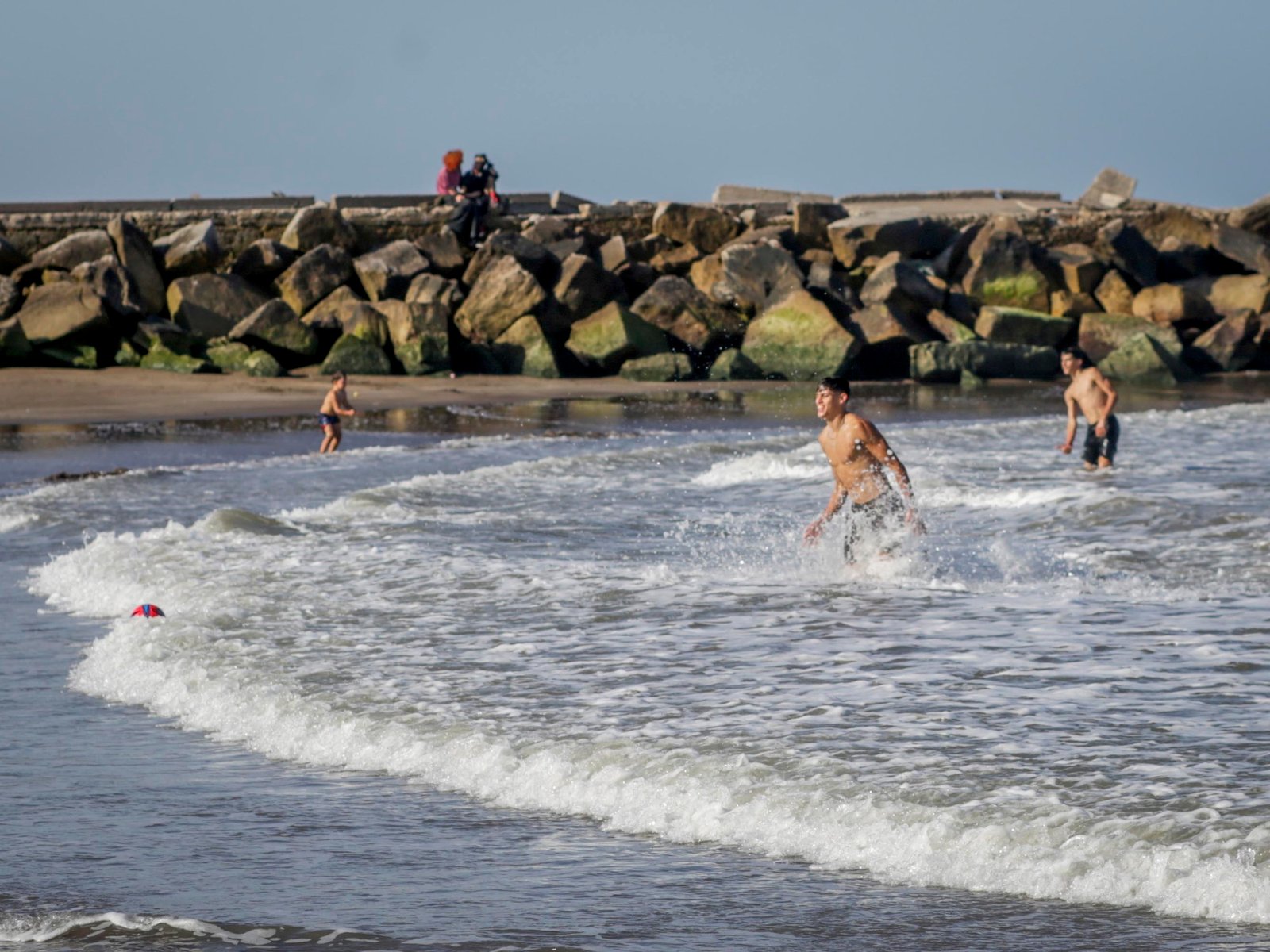 Tras un diciembre «flojo», en Mar del Plata esperan el arranque del verano con optimismo y algunas dudas